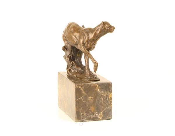 Grote foto een bronzen beeld sculptuur van een rennende poema tuin en terras tuindecoratie