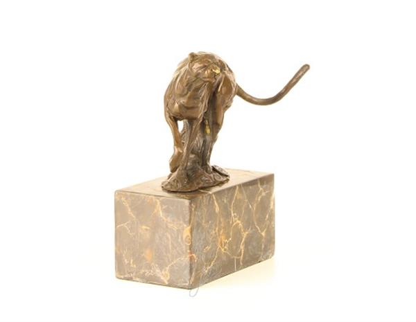 Grote foto een bronzen beeld sculptuur van een rennende poema tuin en terras tuindecoratie
