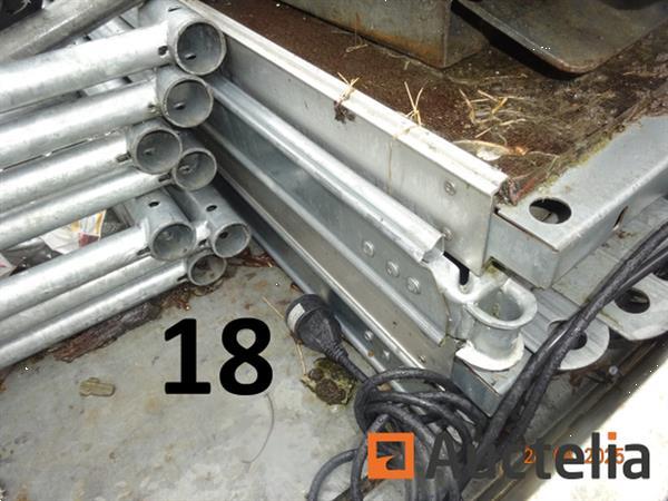 Grote foto 1 steiger waarvan 12 kisten en 1 voorraad poten 9 verdiepingen afm. 3m 65cm 7cm alles in aanhangw doe het zelf en verbouw onderdelen en accessoires