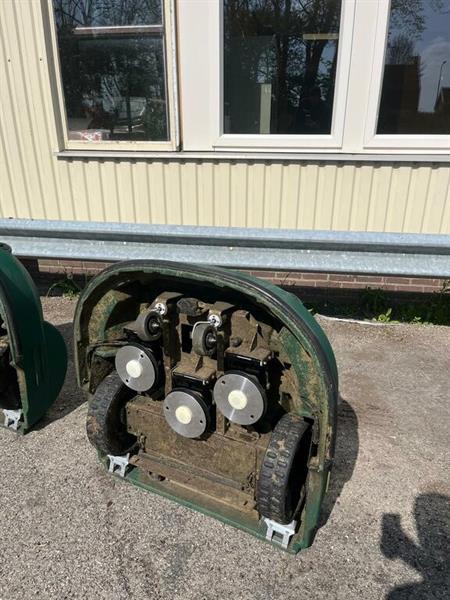 Grote foto gebruikte belrobotics robotmaaiers met laadstation used belrobotics export 20 ha tuin en terras maairobots