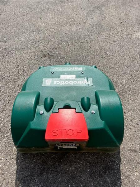 Grote foto gebruikte belrobotics robotmaaiers met laadstation used belrobotics export 20 ha tuin en terras maairobots