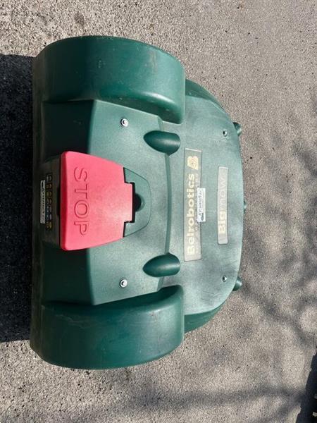 Grote foto gebruikte belrobotics robotmaaiers met laadstation used belrobotics export 20 ha tuin en terras maairobots