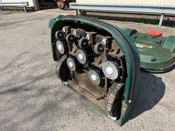 Grote foto gebruikte belrobotics robotmaaiers met laadstation used belrobotics export 20 ha tuin en terras maairobots