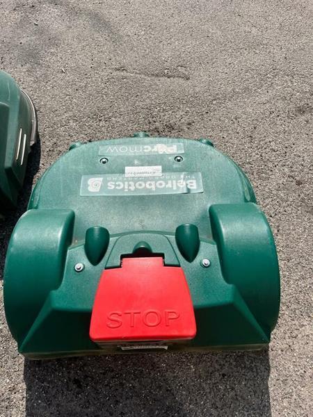 Grote foto gebruikte belrobotics robotmaaiers met laadstation used belrobotics export 20 ha tuin en terras maairobots