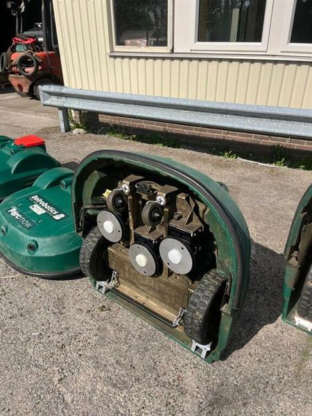 Grote foto gebruikte belrobotics robotmaaiers met laadstation used belrobotics export 20 ha tuin en terras maairobots