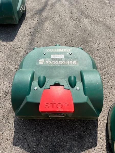 Grote foto gebruikte belrobotics robotmaaiers met laadstation used belrobotics export 20 ha tuin en terras maairobots