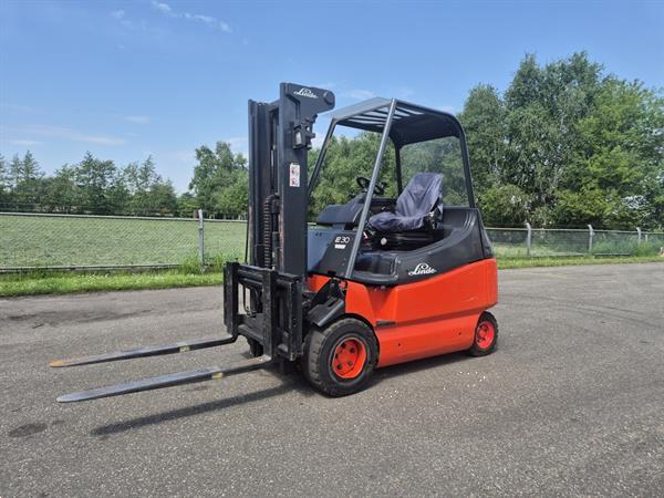 Grote foto linde e30 600 02 3 ton mast 2f320 5476 uur. agrarisch heftrucks