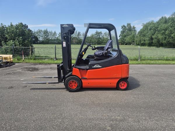 Grote foto linde e30 600 02 3 ton mast 2f320 5476 uur. agrarisch heftrucks