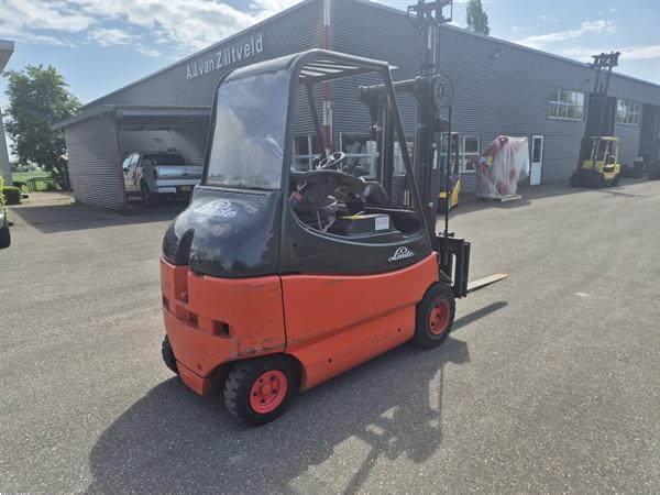 Grote foto linde e30 600 02 3 ton mast 2f320 5476 uur. agrarisch heftrucks