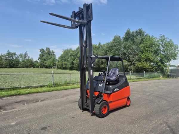 Grote foto linde e30 600 02 3 ton mast 2f320 5476 uur. agrarisch heftrucks
