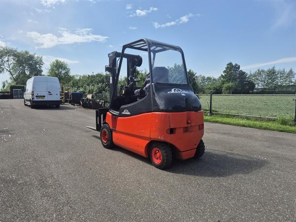 Grote foto linde e30 600 02 3 ton mast 2f320 5476 uur. agrarisch heftrucks