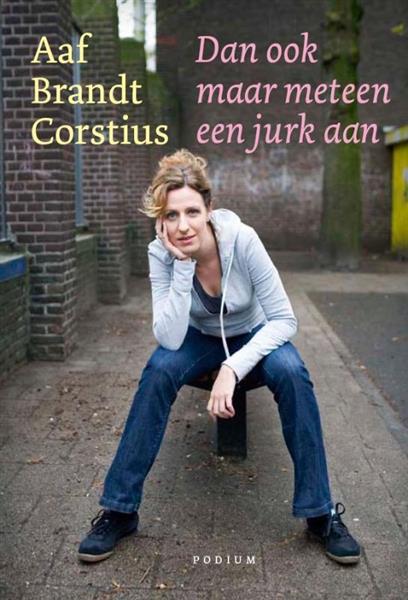 Grote foto dan ook maar meteen een jurk aan boeken literatuur
