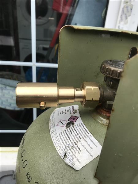 Grote foto nippel voor vullen van gasfles met lpg gas caravans en kamperen gereedschap