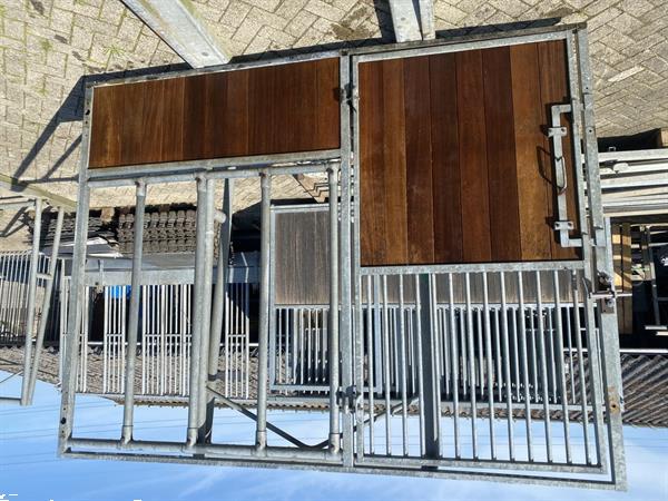 Grote foto paardenbox voerwand met draaideur agrarisch stallen