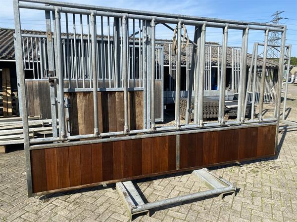 Grote foto paardenbox voerwand met draaideur agrarisch stallen