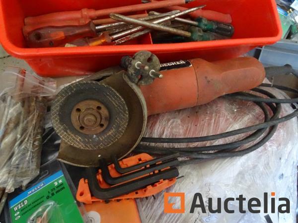 Grote foto spijkers schroeven bits doppen moersleutels schroevendraaiers black decker slijpmachine div doe het zelf en verbouw gereedschappen en machines