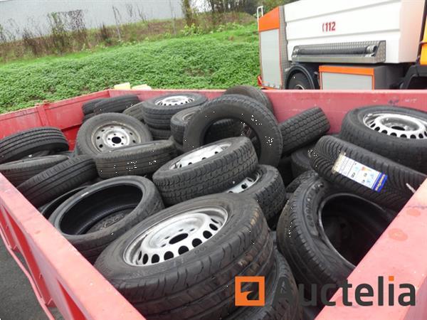 Grote foto grote aantal van banden met en zonder rand de inhoud van de container agrarisch wielen