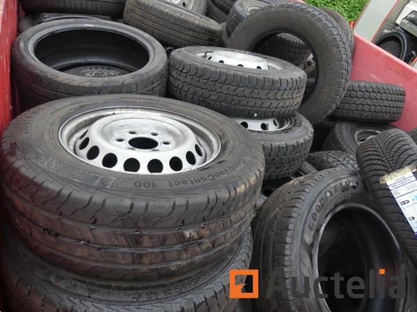 Grote foto grote aantal van banden met en zonder rand de inhoud van de container agrarisch wielen