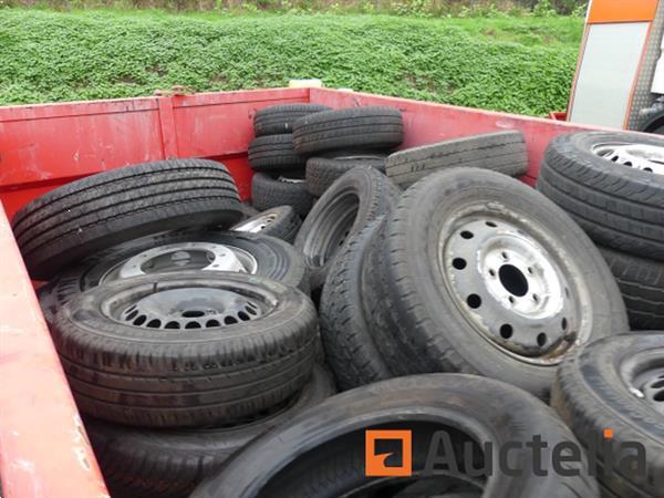 Grote foto grote aantal van banden met en zonder rand de inhoud van de container agrarisch wielen