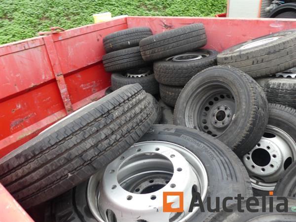 Grote foto grote aantal van banden met en zonder rand de inhoud van de container agrarisch wielen