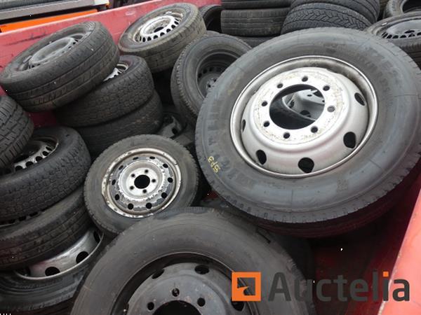 Grote foto grote aantal van banden met en zonder rand de inhoud van de container agrarisch wielen