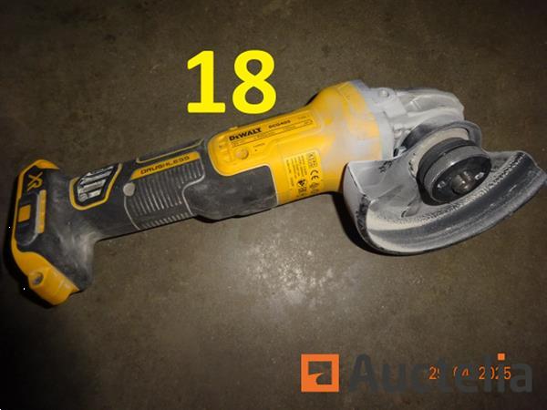 Grote foto 2 dewalt pvc trolleyboxen met 1 set slijpmachines 2 dewalt schroevendraaiers met lader 1 dewalt ac doe het zelf en verbouw ijzerwaren en bevestigingsmiddelen