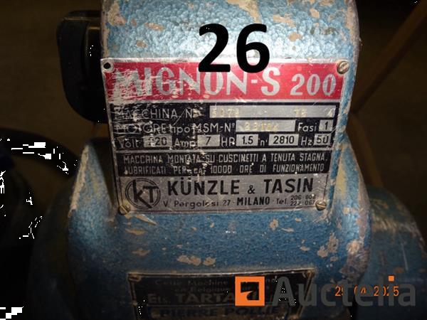 Grote foto 1 kunzle tasin parketschuurmachine 1 voorraad strips in een zak en op de zak geplaatst doe het zelf en verbouw ijzerwaren en bevestigingsmiddelen
