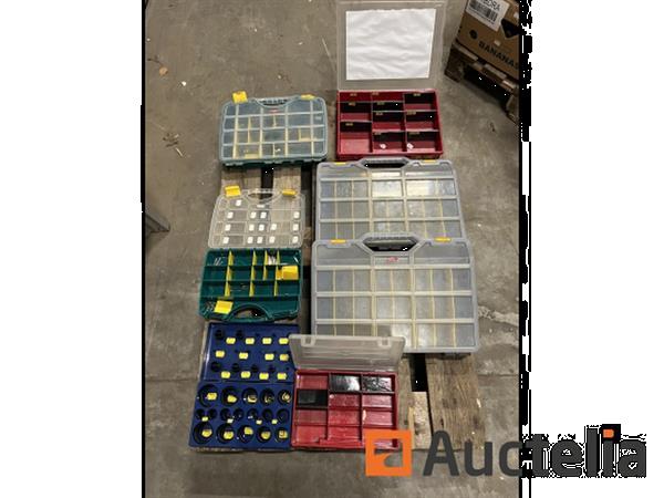 Grote foto partij assortimentskoffers deels gevuld doe het zelf en verbouw onderdelen en accessoires