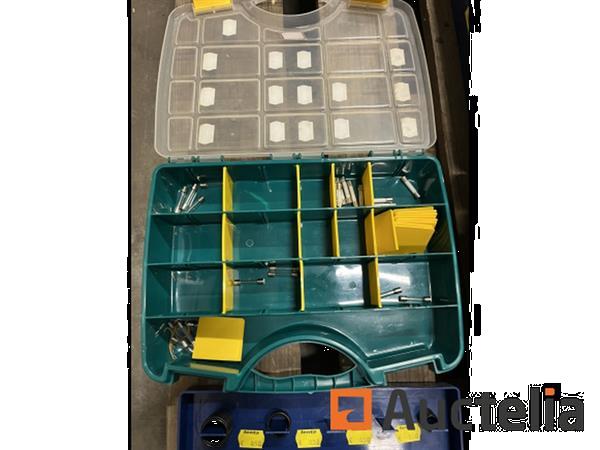 Grote foto partij assortimentskoffers deels gevuld doe het zelf en verbouw onderdelen en accessoires