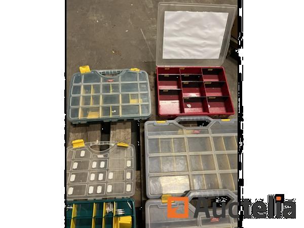 Grote foto partij assortimentskoffers deels gevuld doe het zelf en verbouw onderdelen en accessoires
