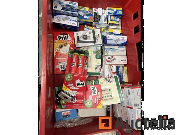 Grote foto partij nietjes lijm en divers zonder bak doe het zelf en verbouw ijzerwaren en bevestigingsmiddelen