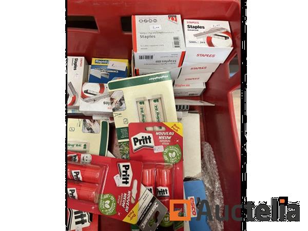 Grote foto partij nietjes lijm en divers zonder bak doe het zelf en verbouw ijzerwaren en bevestigingsmiddelen