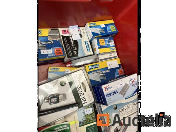 Grote foto partij nietjes lijm en divers zonder bak doe het zelf en verbouw ijzerwaren en bevestigingsmiddelen