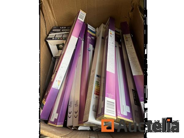 Grote foto partij diverse lampen led etc doe het zelf en verbouw ijzerwaren en bevestigingsmiddelen