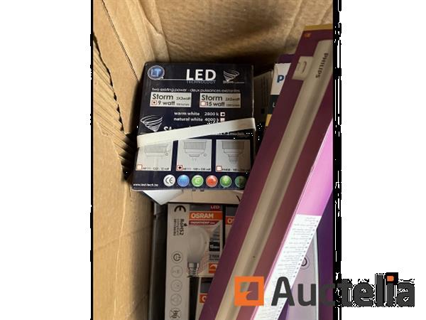 Grote foto partij diverse lampen led etc doe het zelf en verbouw ijzerwaren en bevestigingsmiddelen