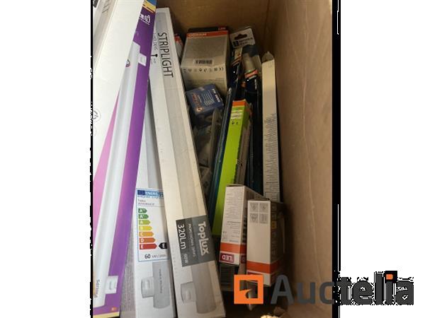 Grote foto partij diverse lampen led etc doe het zelf en verbouw ijzerwaren en bevestigingsmiddelen