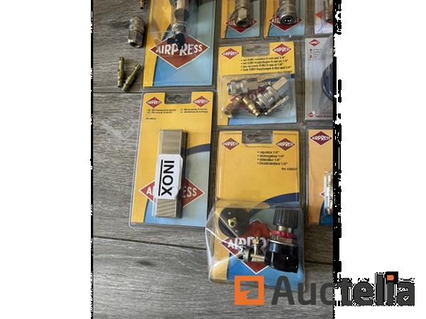 Grote foto partij airpress koppelingen en divers zonder bak doe het zelf en verbouw ijzerwaren en bevestigingsmiddelen