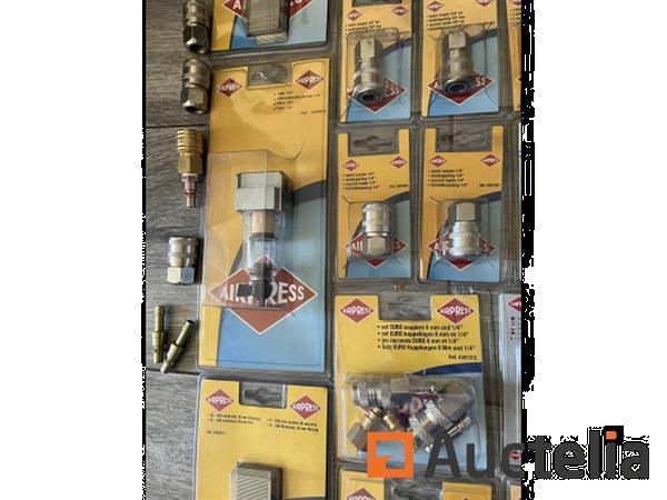 Grote foto partij airpress koppelingen en divers zonder bak doe het zelf en verbouw ijzerwaren en bevestigingsmiddelen