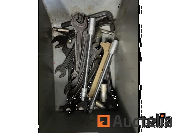 Grote foto partij machinesleutels en divers in bak doe het zelf en verbouw ijzerwaren en bevestigingsmiddelen
