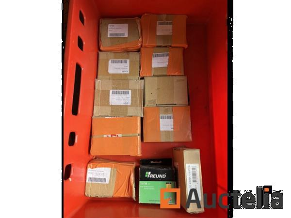 Grote foto partij nieten airpress zonder bak doe het zelf en verbouw ijzerwaren en bevestigingsmiddelen