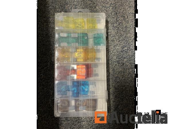 Grote foto 24 delig maxi auto zekeringen assortiment doe het zelf en verbouw ijzerwaren en bevestigingsmiddelen
