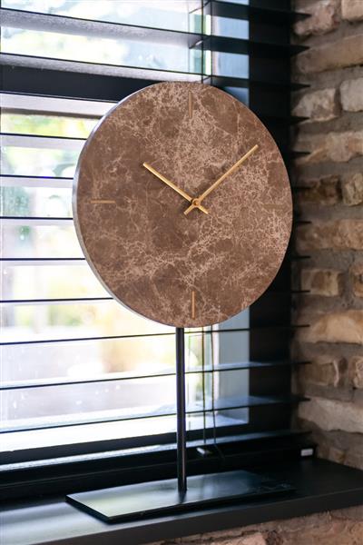 Grote foto klok brett op standaard bruin richmond interiors huis en inrichting eettafels