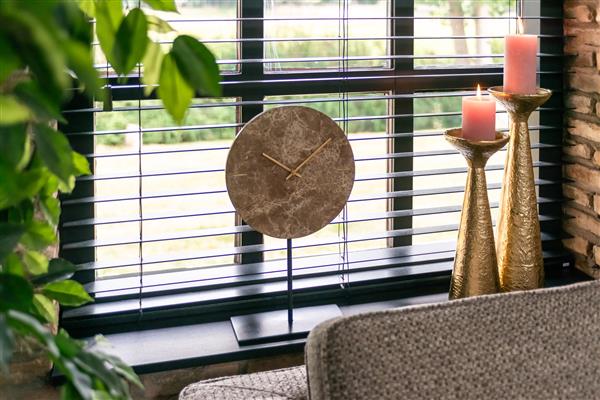 Grote foto klok brett op standaard bruin richmond interiors huis en inrichting eettafels