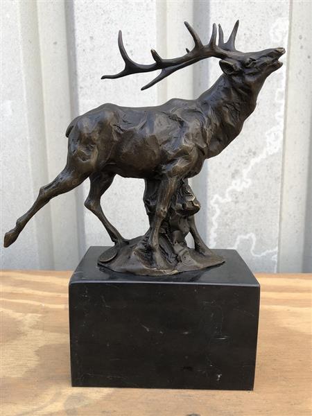 Grote foto een bronzen beeld sculptuur van een hert tuin en terras tuindecoratie
