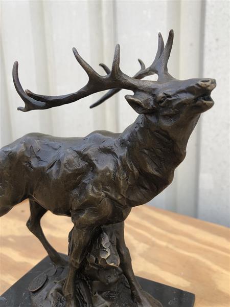 Grote foto een bronzen beeld sculptuur van een hert tuin en terras tuindecoratie