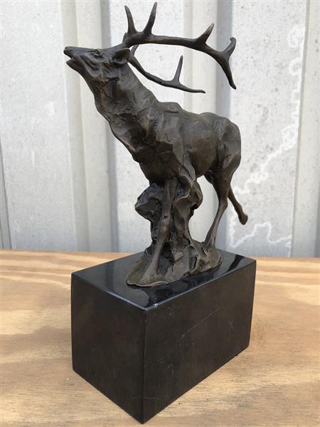 Grote foto een bronzen beeld sculptuur van een hert tuin en terras tuindecoratie