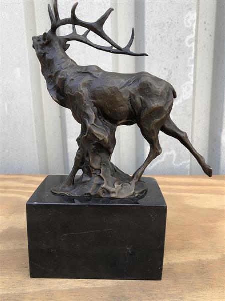 Grote foto een bronzen beeld sculptuur van een hert tuin en terras tuindecoratie