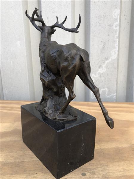 Grote foto een bronzen beeld sculptuur van een hert tuin en terras tuindecoratie