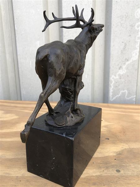 Grote foto een bronzen beeld sculptuur van een hert tuin en terras tuindecoratie