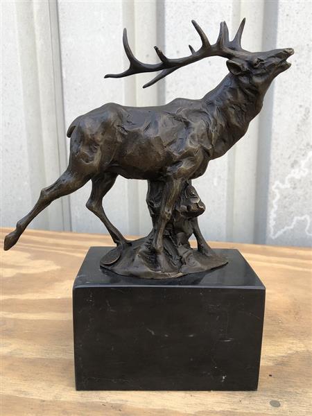 Grote foto een bronzen beeld sculptuur van een hert tuin en terras tuindecoratie